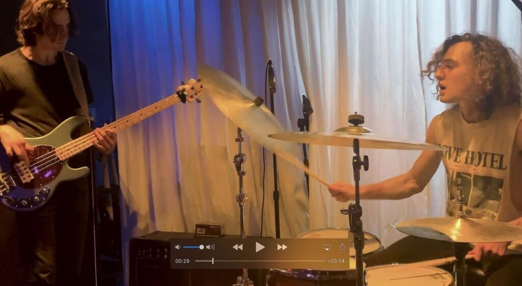 Voir les fils de Metallica Drummer Lars Ulrich jouer «Eleanor Rigby» bruyant