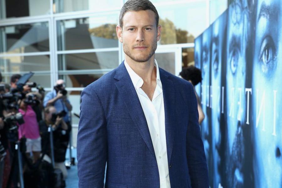 Tom Hopper sur le membre de la distribution de « The Umbrella Academy » dont il est le additionally proche