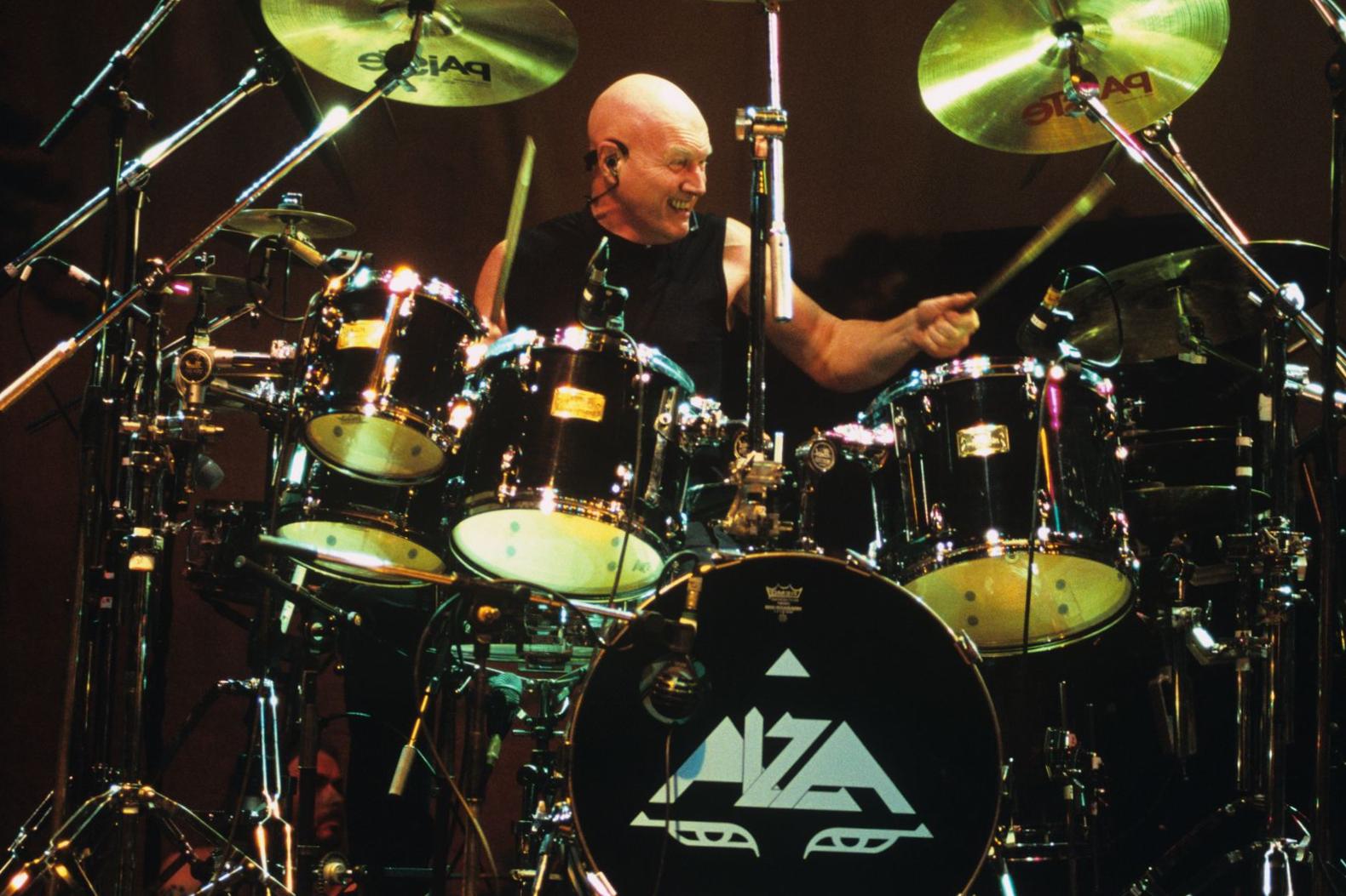 Chris Slade revient sur ses années avec AC / DC, le cabinet et Manfred Mann Chris Slade revient sur ses années avec AC / DC, le cabinet et Manfred Mann