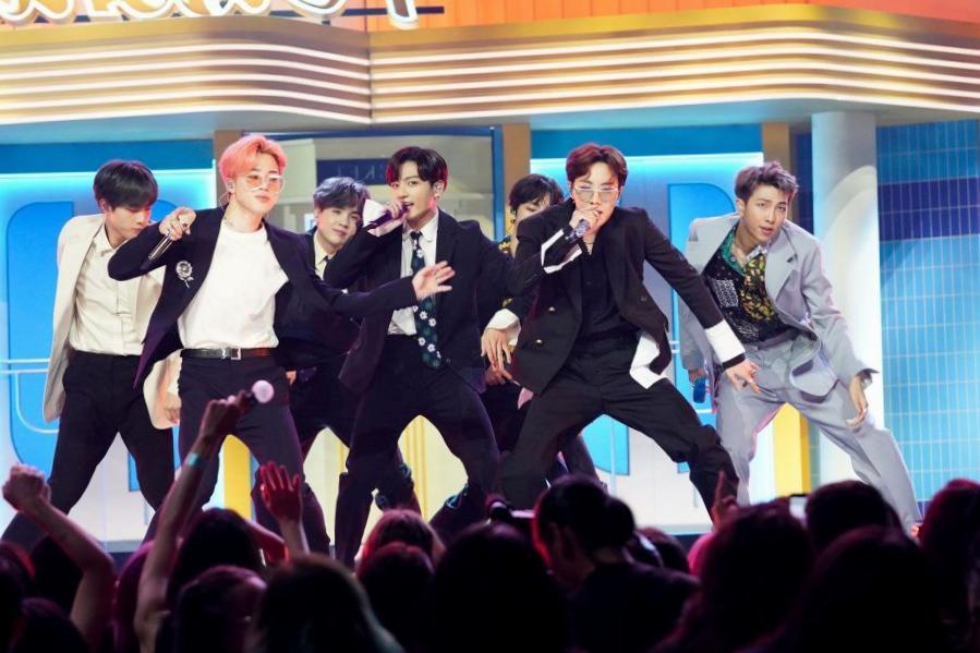 RM dit que l’écriture et l’interprétation de la chanson de BTS, « Dynamite », en anglais, ressemblaient à leur « destin » RM dit que l’écriture et l’interprétation de la chanson de BTS, « Dynamite », en anglais, ressemblaient à leur « destin »