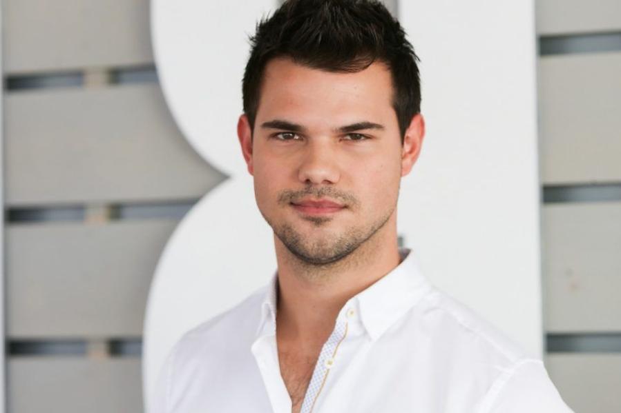 Taylor Lautner a-t-il pris des stéroïdes pour la «Nouvelle Lune» et quel était son régime alimentaire et sa schedule d’entraînement ? Taylor Lautner a-t-il pris des stéroïdes pour la «Nouvelle Lune» et quel était son régime alimentaire et sa schedule d’entraînement ?