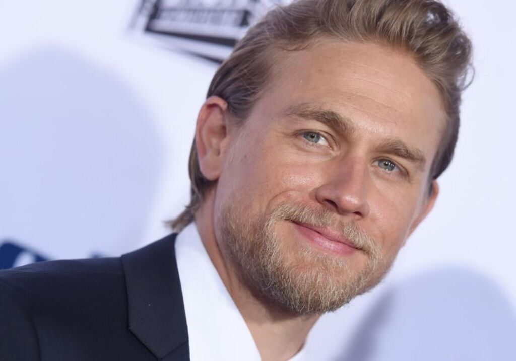 Charlie Hunnam, la star de « Sons of Anarchy », admet que son premier tatouage était « une très mauvaise idée pour de nombreuses raisons » Charlie Hunnam, la star de « Sons of Anarchy », admet que son premier tatouage était « une très mauvaise idée pour de nombreuses raisons »