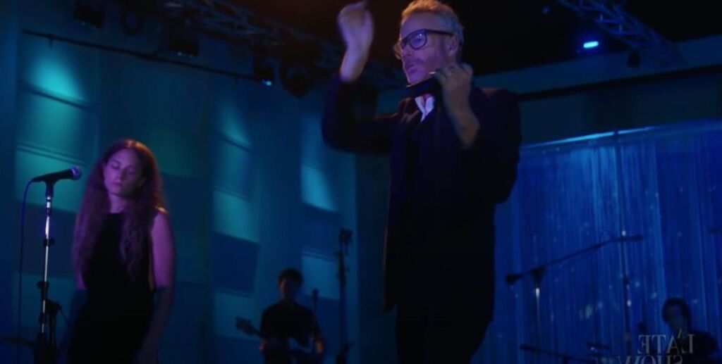 Matt Berninger interprète l’album solo « One More Second » sur « Colbert »