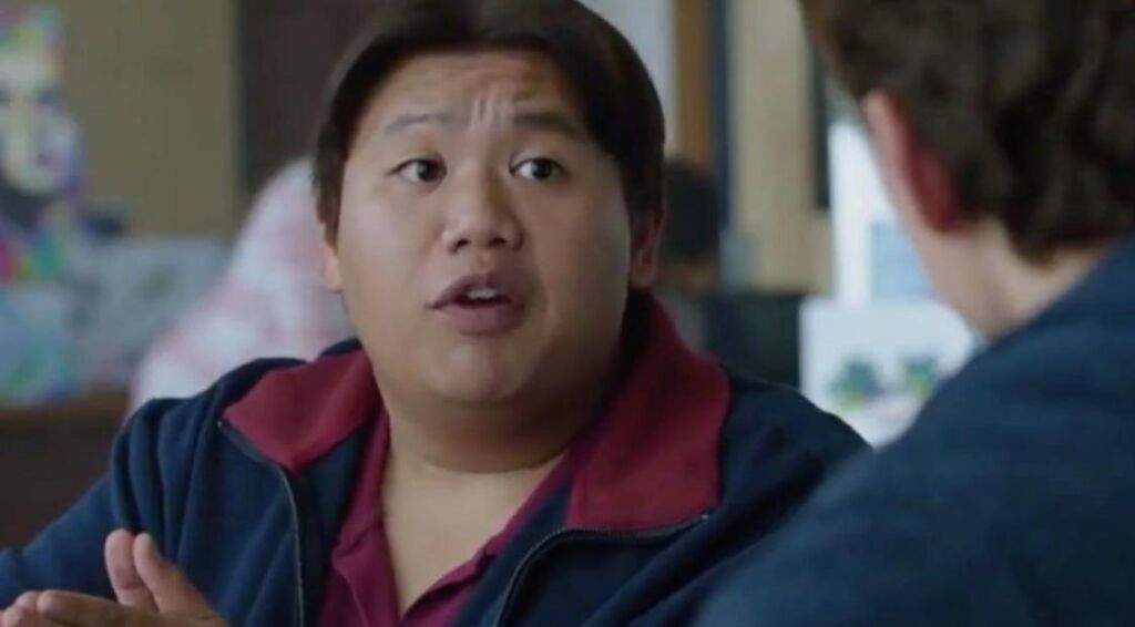 Jacob Batalon Sports nouveau look en arrivée sur le plateau