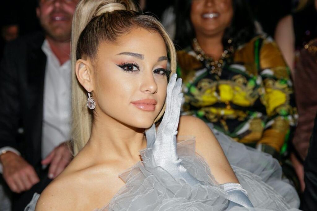 Ariana Grande révèle qu’elle ne portera probablement jamais ses cheveux bouclés naturels en public et préfère sa queue de cheval haute pour cette raison Ariana Grande révèle qu’elle ne portera probablement jamais ses cheveux bouclés naturels en public et préfère sa queue de cheval haute pour cette raison