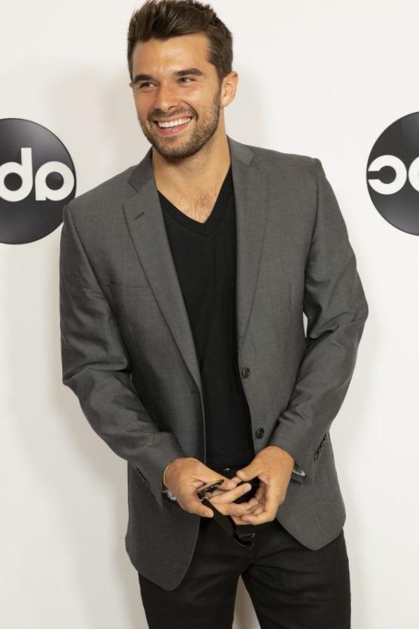 Quel est le statut relationnel de Josh Swickard ?
