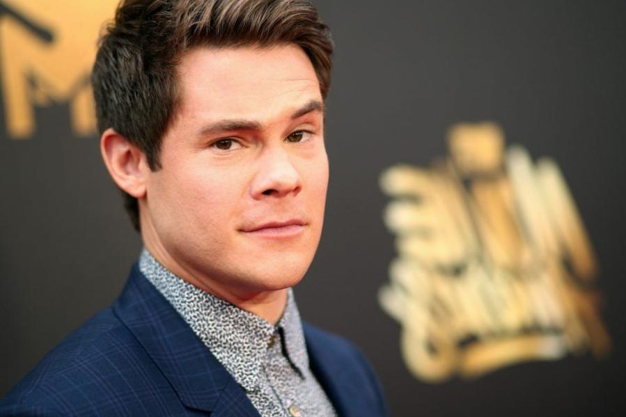 L’accident tragique de la star de la comédie Adam DeVine a fait tomber son orteil dans la baignoire
