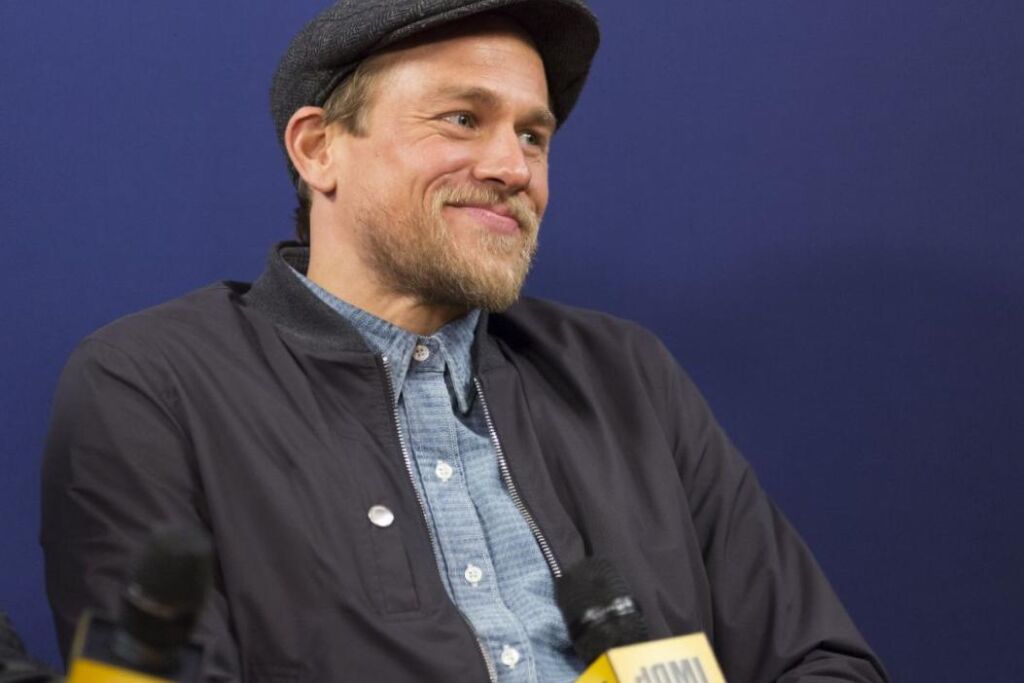 Charlie Hunnam explique la « délicieuse ironie » derrière son diagnostic COVID « in addition tôt cette année »