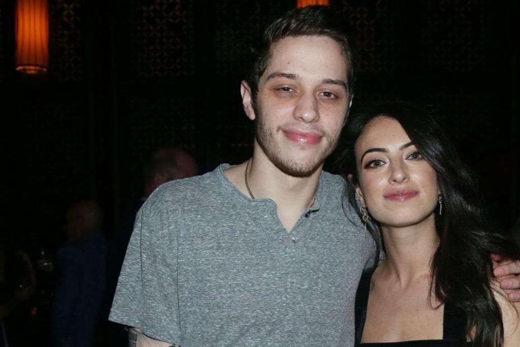 Cazzie David dit que Pete Davidson a rompu avec elle un jour avant de commencer à sortir avec Ariana Grande Cazzie David dit que Pete Davidson a rompu avec elle un jour avant de commencer à sortir avec Ariana Grande