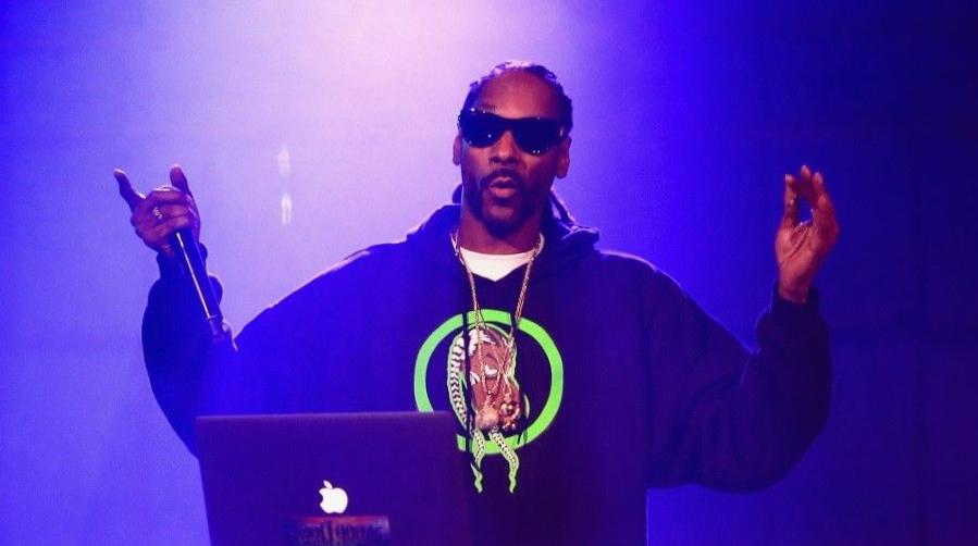 Snoop Dogg a appris à son fils la « bonne façon » de fumer de l’herbe