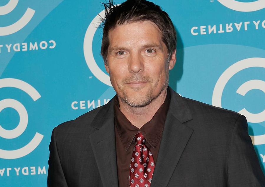 Dan Scott était tellement détesté qu’un fan a frappé l’acteur avec son sac à principal Dan Scott était tellement détesté qu’un fan a frappé l’acteur avec son sac à principal