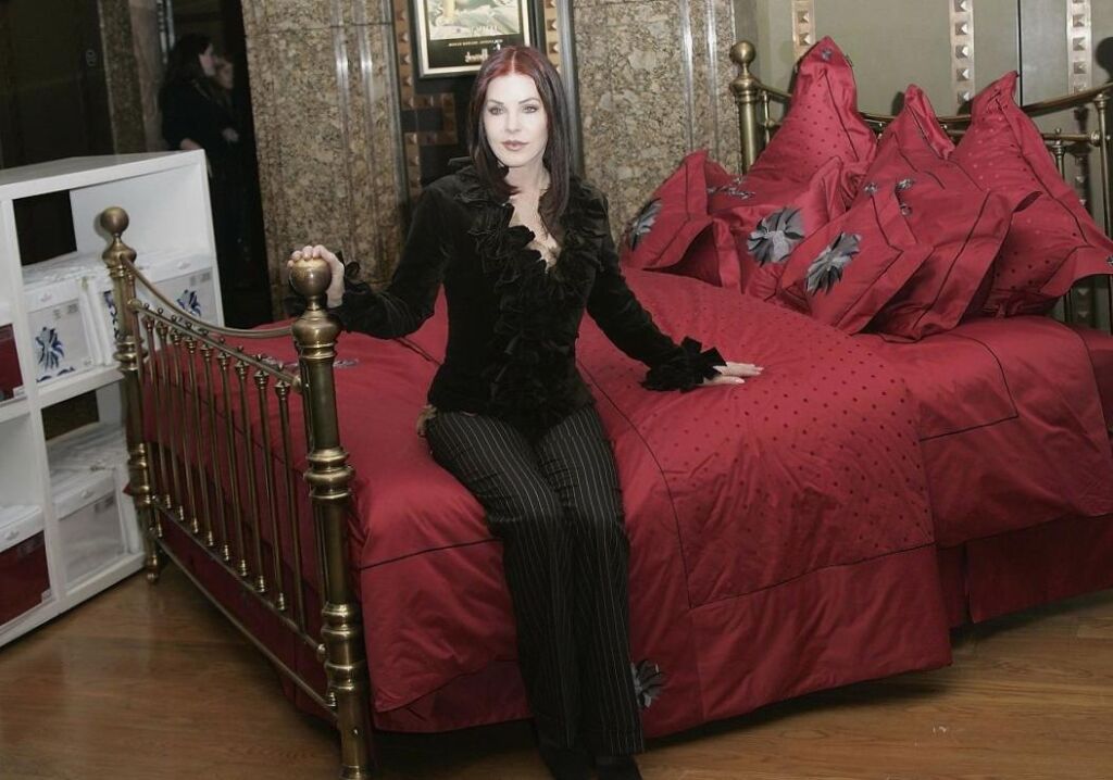 L’ami d’Elvis Presley affirme que Priscilla Presley n’était pas censée utiliser le nom de famille d’Elvis après leur divorce – mais elle l’a finalement fait