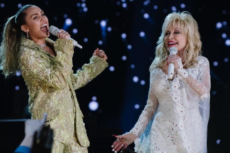 Dolly Parton révèle quand elle a réalisé que Miley Cyrus « était une star » Dolly Parton révèle quand elle a réalisé que Miley Cyrus « était une star »