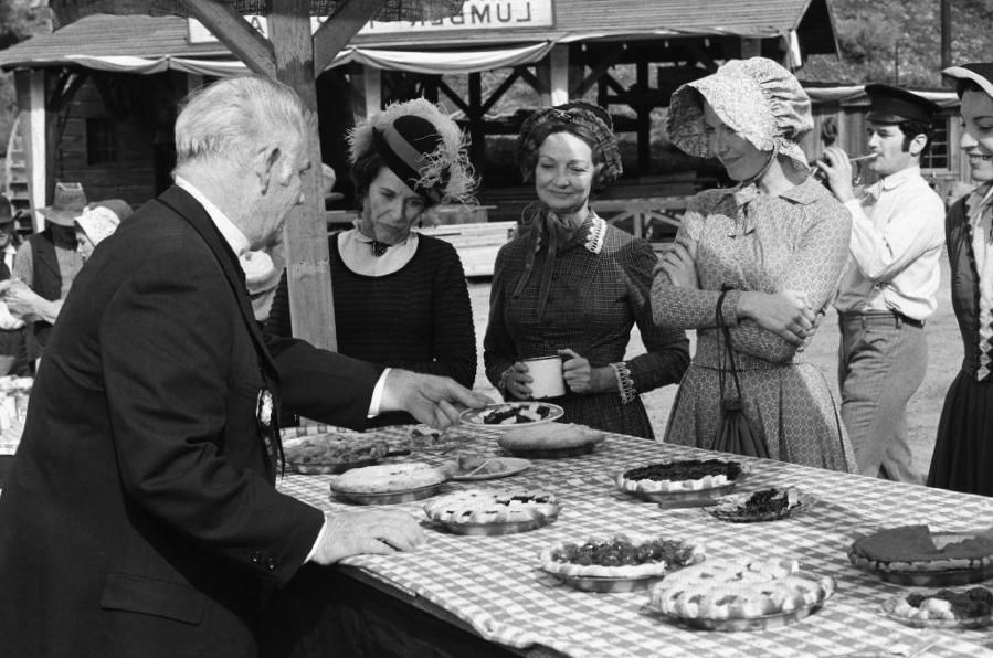 Les petites filles de la famille Ingalls avaient du poulet frit KFC dans leurs boîtes à lunch Les petites filles de la famille Ingalls avaient du poulet frit KFC dans leurs boîtes à lunch