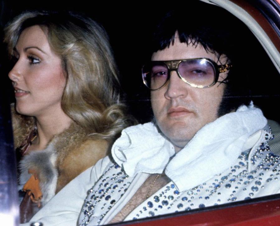 La petite amie de longue date d’Elvis Presley, Linda Thompson, pense que Presley « vit » dans « Une autre dimension » après la mort