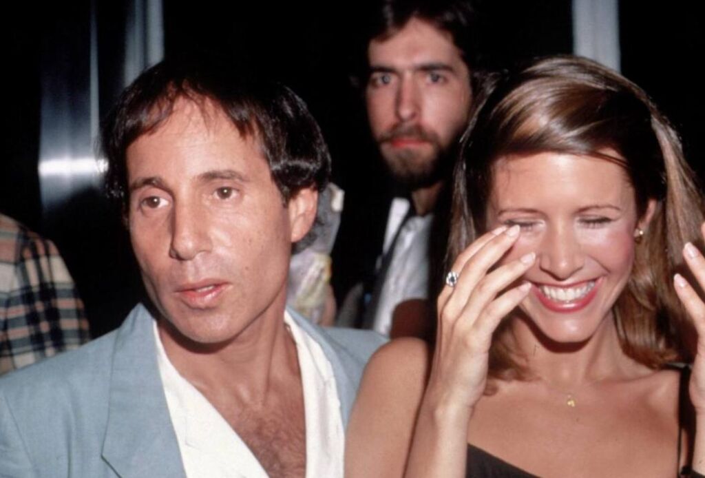 Carrie Fisher a rencontré Paul Simon lors de sa liaison avec Harrison Ford Carrie Fisher a rencontré Paul Simon lors de sa liaison avec Harrison Ford