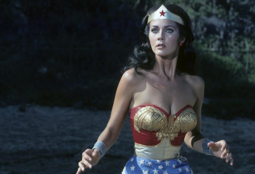 Les acteurs de ‘Wonder Woman’ Gal Gadot et Lynda Carter Bond pour avoir refusé de faire de Wonder Woman une blague Les acteurs de ‘Wonder Woman’ Gal Gadot et Lynda Carter Bond pour avoir refusé de faire de Wonder Woman une blague