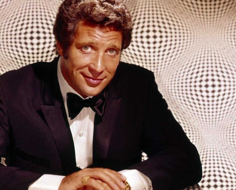 Tom Jones a pris la virginité de cette star de la télévision et elle avait besoin de factors de suture après Tom Jones a pris la virginité de cette star de la télévision et elle avait besoin de factors de suture après