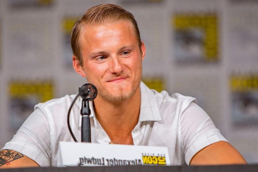 Alexander Ludwig partage un information sucré avec sa femme des semaines après l’annonce de la fuite – « Enjoy Our Little Fam » Alexander Ludwig partage un information sucré avec sa femme des semaines après l’annonce de la fuite – « Enjoy Our Little Fam »