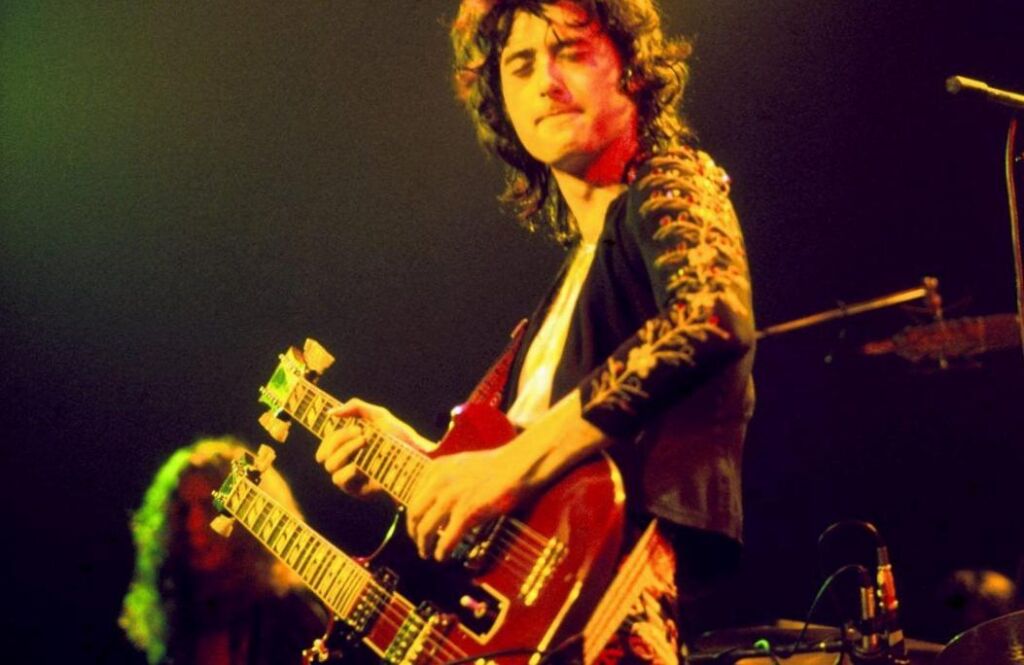Comment la guitare à double manche de Jimmy Webpage a ouvert des possibilités lors de la tournée « Residences of the Holy » Comment la guitare à double manche de Jimmy Webpage a ouvert des possibilités lors de la tournée « Residences of the Holy »