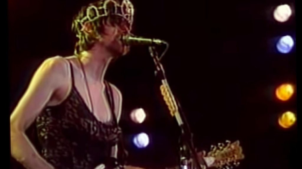 Kurt Cobain déchire « Dive » en lingerie au Nirvana Show 1993 : Regardez