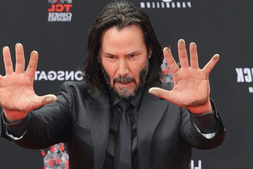 Keanu Reeves est-il droitier ou gaucher ? La réponse pourrait surprendre les followers