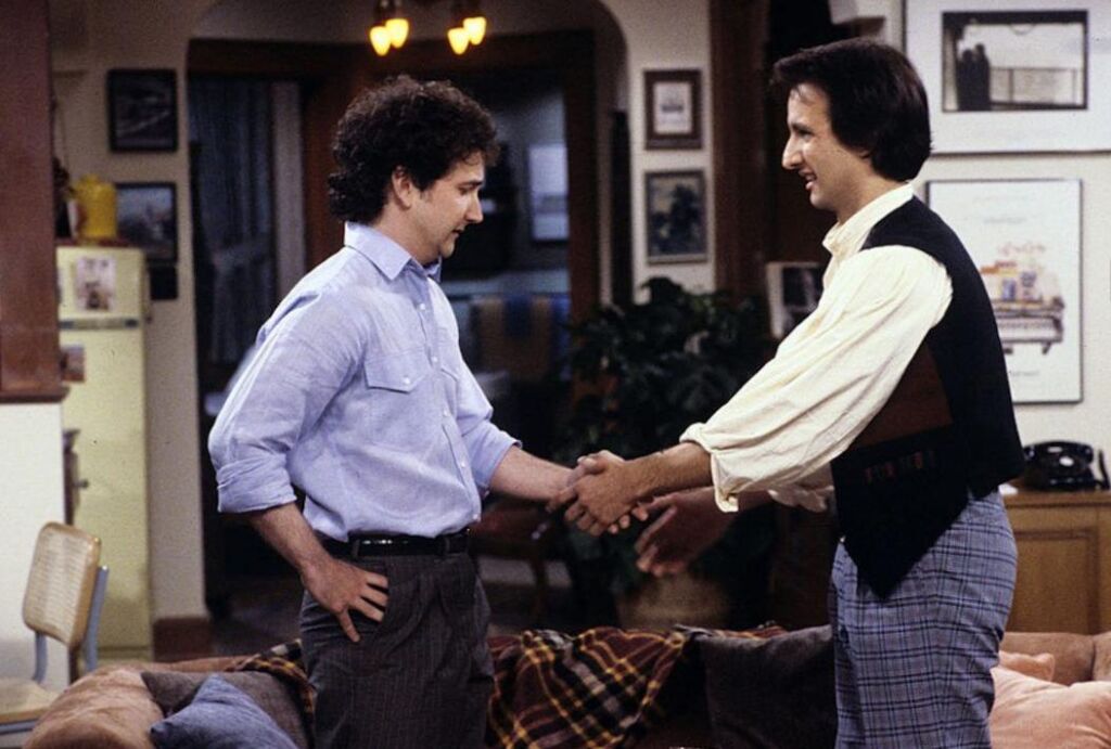 L’accident sur le plateau entre Bronson Pinchot et Mark Linn-Baker a entraîné des points de suture et un canal radiculaire L’accident sur le plateau entre Bronson Pinchot et Mark Linn-Baker a entraîné des points de suture et un canal radiculaire