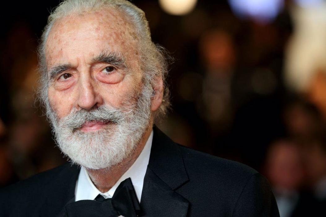 Christopher Lee a dû obtenir la authorization du roi de Suède d’épouser sa fiancée d’alors Christopher Lee a dû obtenir la authorization du roi de Suède d’épouser sa fiancée d’alors