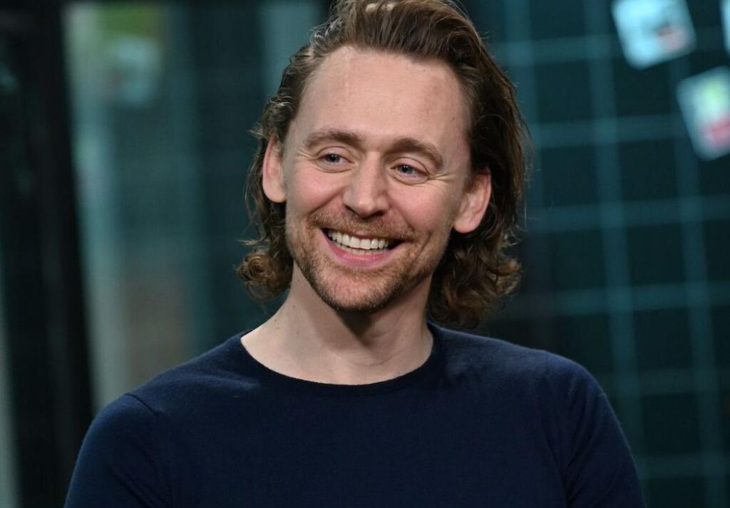 Tom Hiddleston a prononcé le discours emblématique des « Avengers » de Loki en tant que Owen Wilson