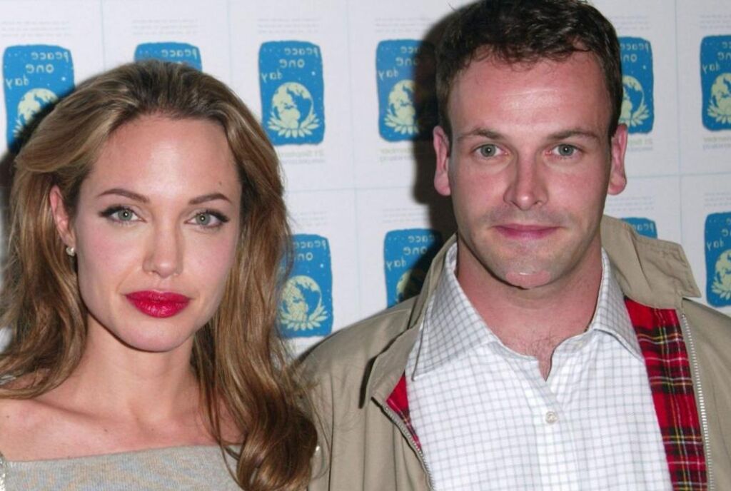 Pourquoi Angelina Jolie et son premier mari Jonny Lee Miller ont-ils rompu ? Pourquoi Angelina Jolie et son premier mari Jonny Lee Miller ont-ils rompu ?