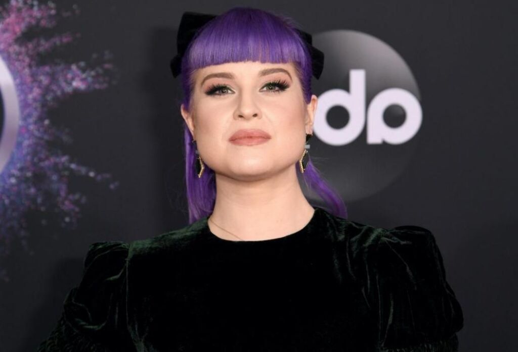 La famille de Kelly Osbourne n’a jamais pris de drogue ensemble, mais elle a appris d’eux « comment devenir toxicomane »