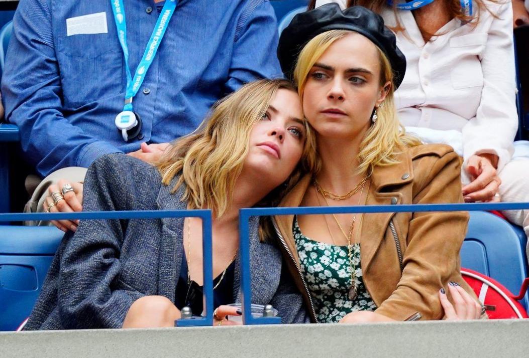 Les shots du banc sexuel de Cara Delevingne et Ashley Benson ont causé des problèmes Les shots du banc sexuel de Cara Delevingne et Ashley Benson ont causé des problèmes