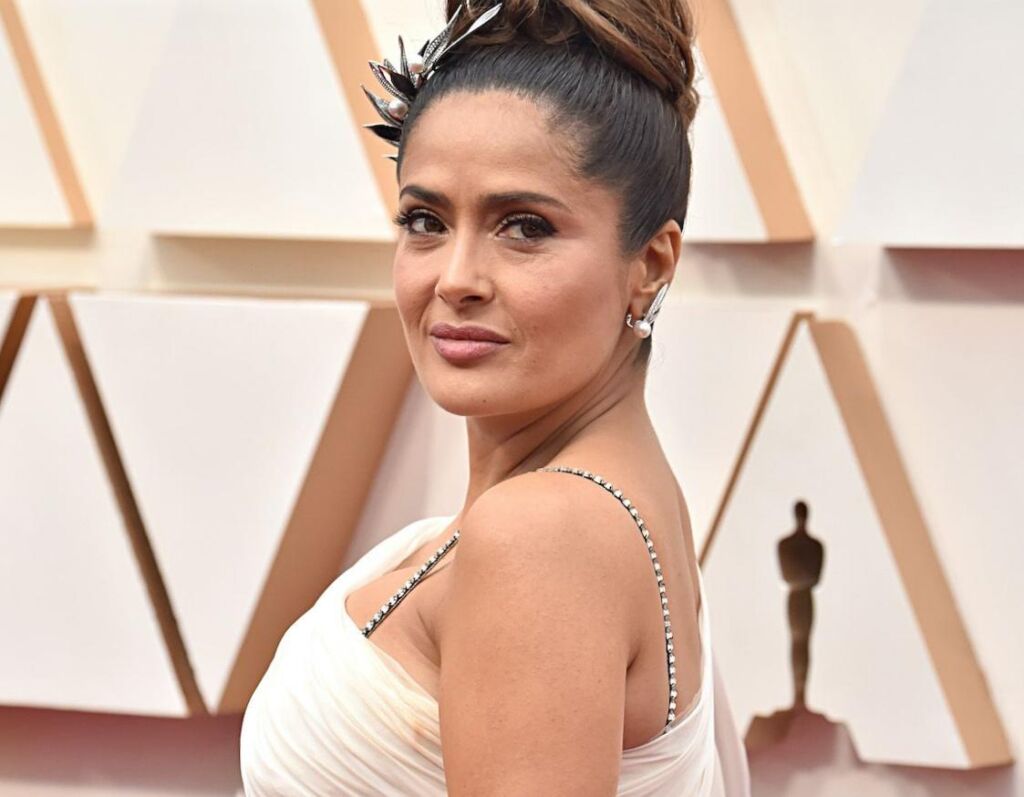 La star de « The Hitman’s Wife’s Bodyguard », Salma Hayek, se souvient du racisme intense qu’elle a subi au début de sa carrière – « Vous êtes né du mauvais côté de la frontière » La star de « The Hitman’s Wife’s Bodyguard », Salma Hayek, se souvient du racisme intense qu’elle a subi au début de sa carrière – « Vous êtes né du mauvais côté de la frontière »