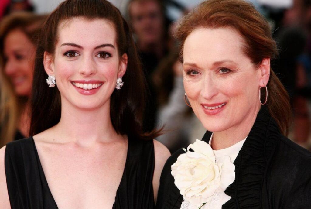 Anne Hathaway a encadré le coussinet de fesses « Taille 6 » qu’elle portait lors du tournage de « Le diable s’habille en Prada » et le conserve dans son bureau pour l’afficher