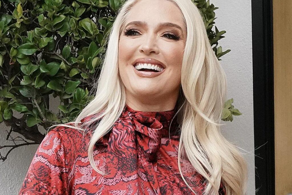 La star Erika Jayne révèle les conseils que son fils lui a donnés au milieu du divorce de Tom Girardi