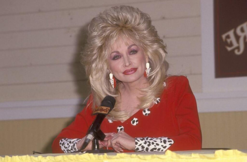 Pourquoi Dolly Parton a dit une fois que les démocrates et les républicains sont comme des confessions religieuses différentes