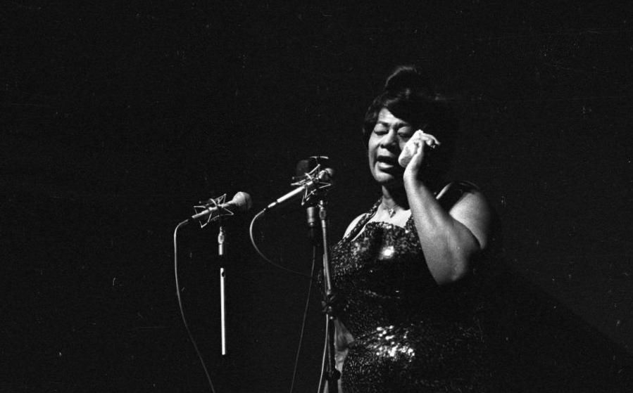Ella Fitzgerald a oublié les paroles de ‘Mack the Knife’ et c’est devenu une functionality primée aux Grammy Awards