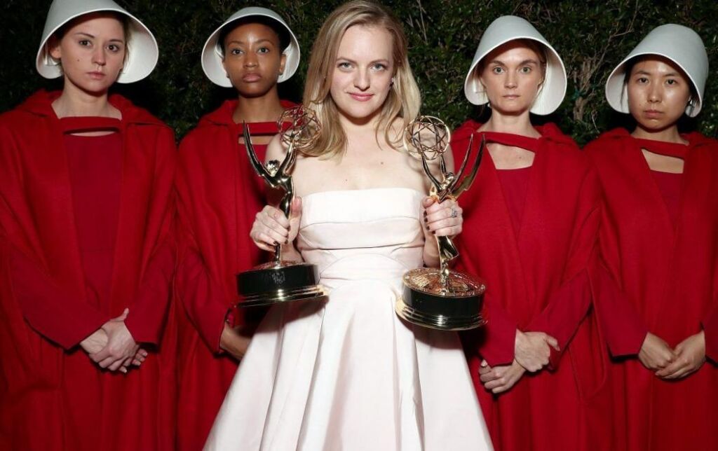 Que pense Elisabeth Moss du départ de Joseph Fiennes ? Que pense Elisabeth Moss du départ de Joseph Fiennes ?
