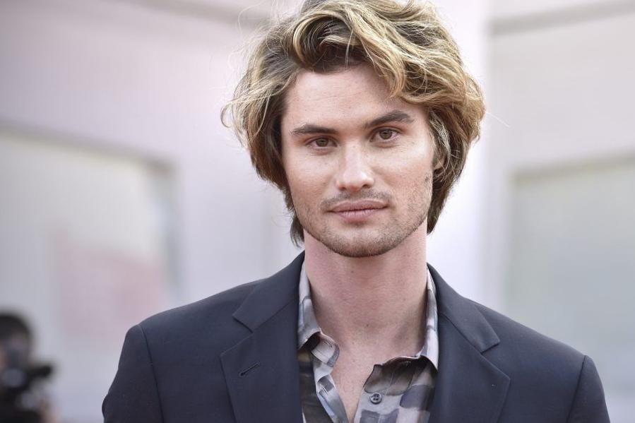 La star Chase Stokes d’Outer Banks surfe-t-elle dans la vraie vie ? La star Chase Stokes d’Outer Banks surfe-t-elle dans la vraie vie ?