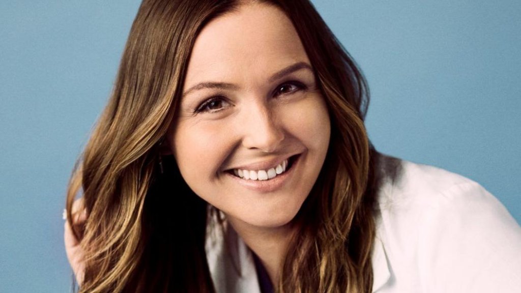 Camilla Luddington taquine les nouveaux cheveux blonds de Jo Wilson avant la première de la saison 18