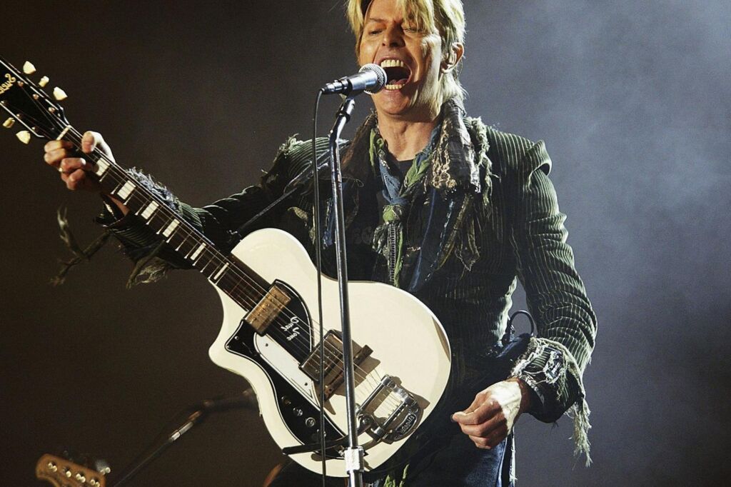 David Bowie interprète ‘Quicksand’ et ‘Modern Love’ en 2004 : regardez