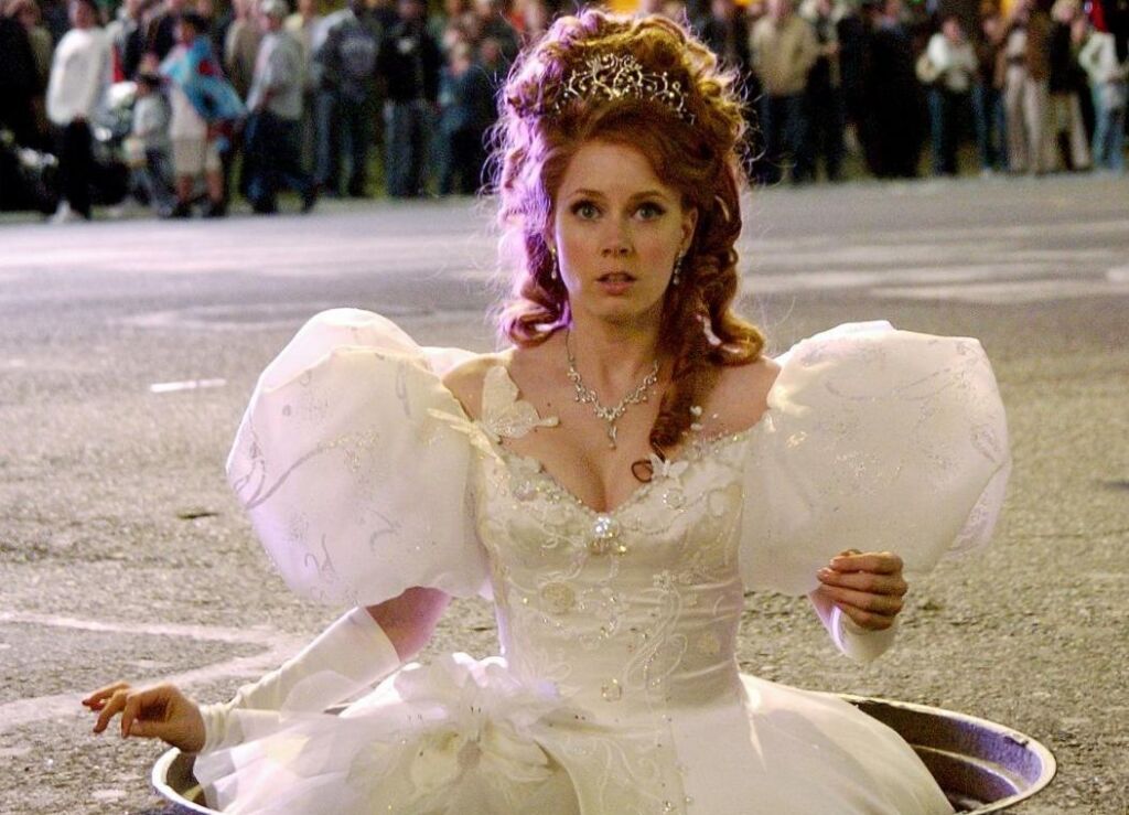 Amy Adams a déclaré que le tournage de la gown de mariée de 45 livres de Giselle était «épuisant»