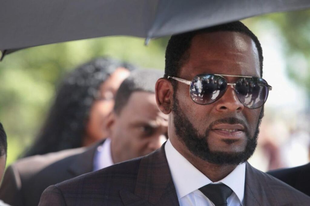 L’ex-petite amie de R. Kelly, Azriel Clary, explique pourquoi ses mom and dad ont fait confiance à la chanteuse condamnée alors qu’elle était adolescente L’ex-petite amie de R. Kelly, Azriel Clary, explique pourquoi ses mom and dad ont fait confiance à la chanteuse condamnée alors qu’elle était adolescente