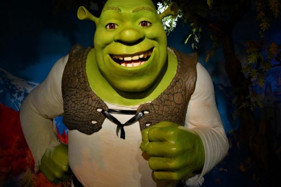 Chris Farley a enregistré presque tous ses dialogues en tant qu’ogre vert initial avant sa mort tragique Chris Farley a enregistré presque tous ses dialogues en tant qu’ogre vert initial avant sa mort tragique