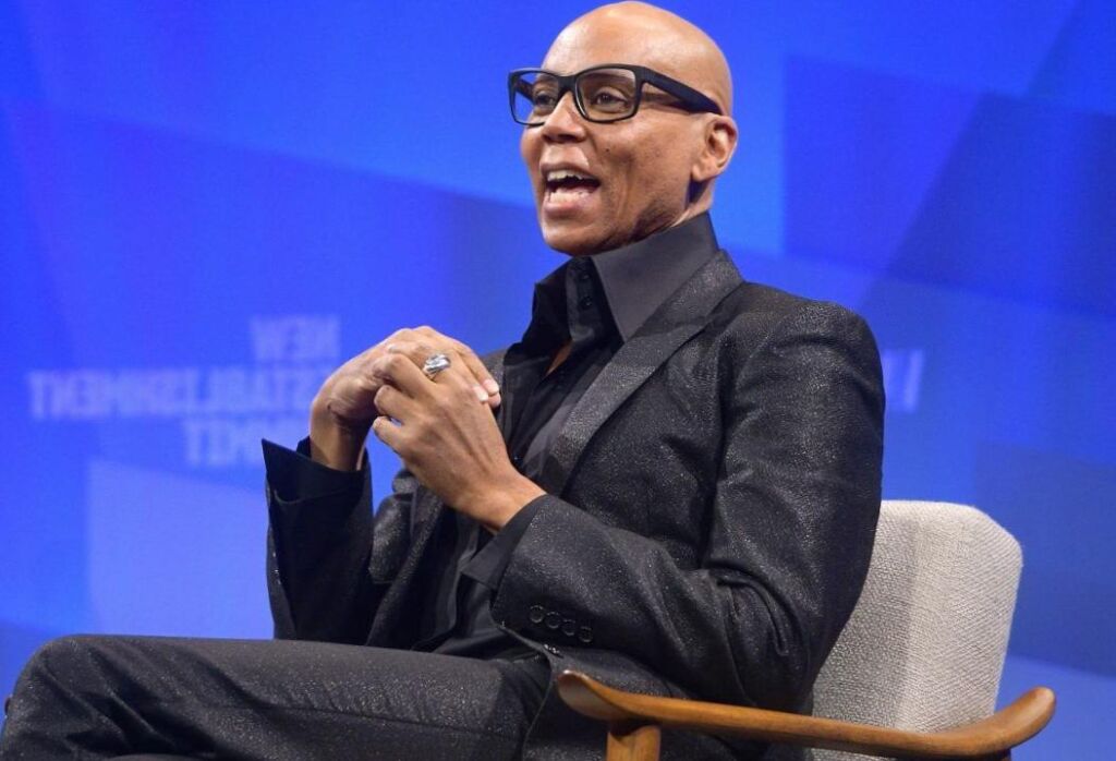 RuPaul explique sa célèbre phrase « Nous sommes tous nés nus et le reste est traînant » RuPaul explique sa célèbre phrase « Nous sommes tous nés nus et le reste est traînant »