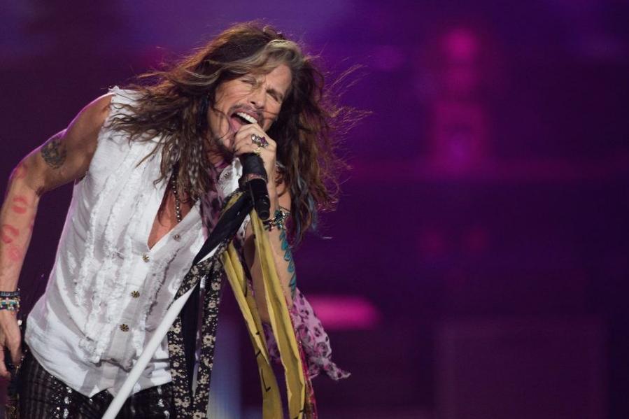 Pourquoi Steven Tyler attache des foulards autour de son pied de micro Pourquoi Steven Tyler attache des foulards autour de son pied de micro