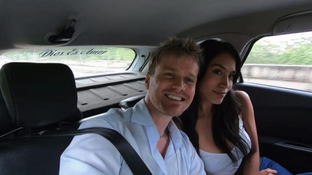 Les stars de la vie de célibataire Jesse Meester et Jeniffer Tarazona suggèrent qu’elles sont fiancées Les stars de la vie de célibataire Jesse Meester et Jeniffer Tarazona suggèrent qu’elles sont fiancées