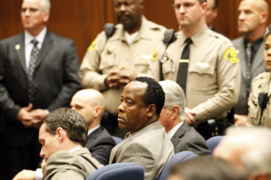 Où est maintenant le médecin de Michael Jackson, le Dr Conrad Murray, et a-t-il perdu sa licence médicale ?