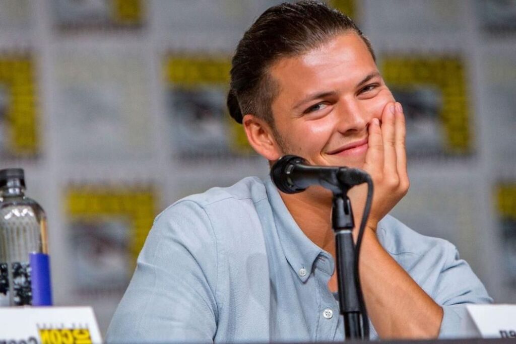 Qu’est-ce qu’Alex Høgh Andersen a dit à propos de se traîner « autour de Horse S*** » en tant qu’Ivar le désossé ? Qu’est-ce qu’Alex Høgh Andersen a dit à propos de se traîner « autour de Horse S*** » en tant qu’Ivar le désossé ?