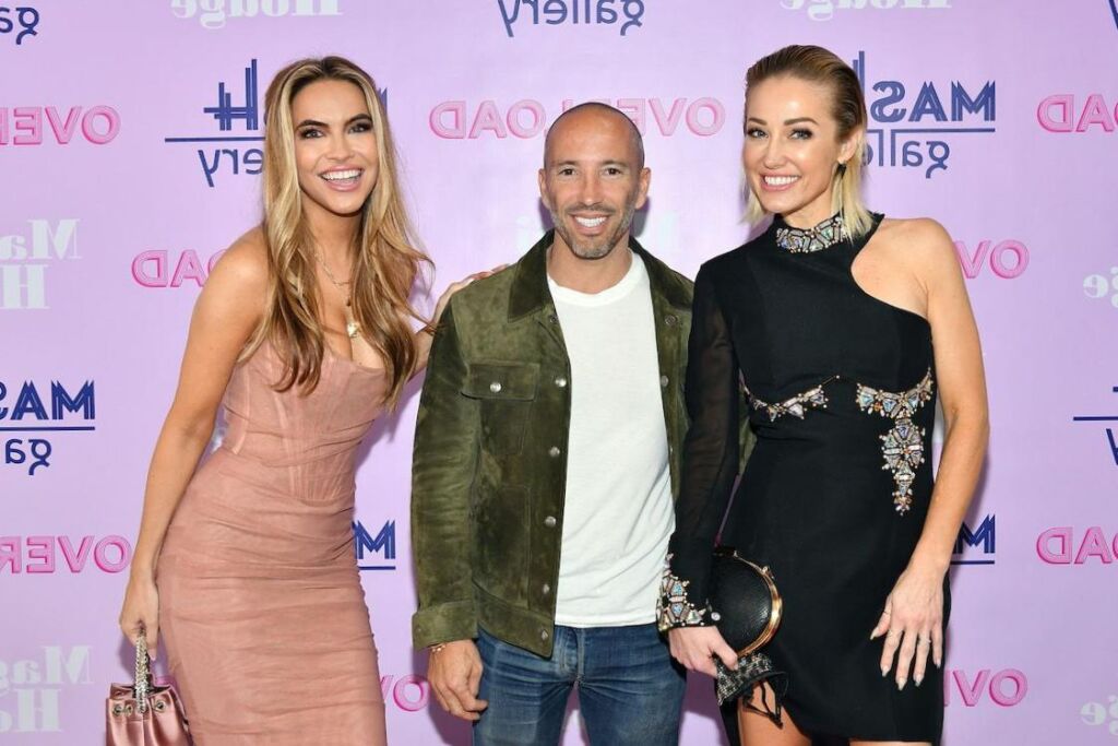 Chrishell Stause dit que sortir avec Jason Oppenheim ne lui « profite » pas au travail Chrishell Stause dit que sortir avec Jason Oppenheim ne lui « profite » pas au travail